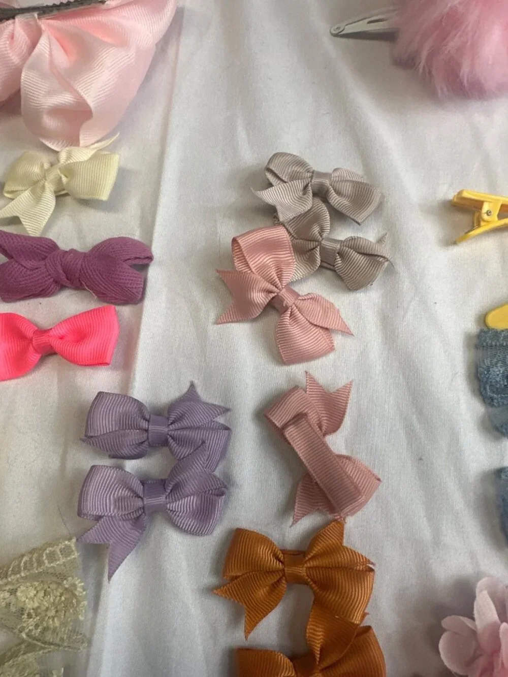 baby bows clip bows 23 sets the rest are single bows oreowned never worn